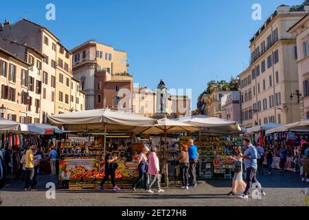 Les vendeurs d'aliments, de vendeur cale au marché de Campo de' Fiori, place Campo de Fiori, Rome, Italie Banque D'Images