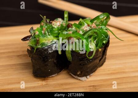 Sushi aux algues Chukka gunkan et petits pains sur un panneau d'emballage en bambou. Banque D'Images