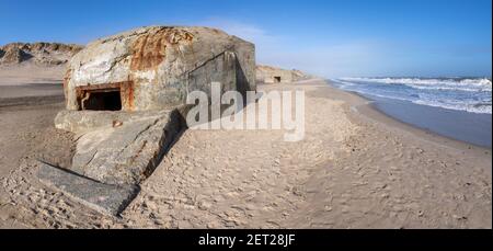 De vieux bunkers en béton de la Seconde Guerre mondiale bordent les plages de la côte ouest du Danemark. Les bunkers font partie d'une défense côtière et construite par l'Allemagne nazie. Banque D'Images