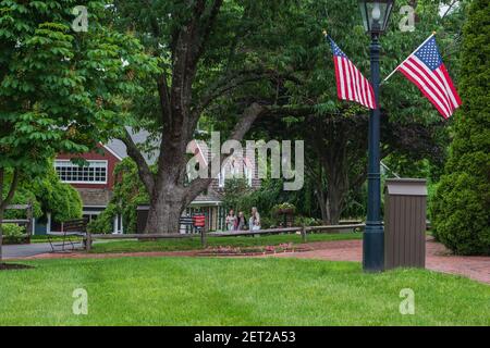 Peddlers Village, New Hope, PA -- 28 mai 2018. Photo de paysage prise dans Peddlers Village à New Hope, PA; drapeaux américains en évidence avec Banque D'Images