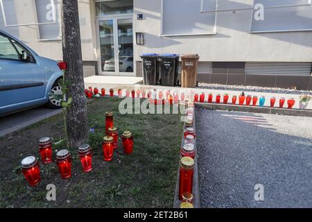 Zagreb, Croatie. 28 février 2021. En raison de la mort du maire de Zagreb, Milan Bandic, les citoyens s'éclairaient sur les lanternes devant le bâtiment de la rue Buzanova, où vivait le maire de Milan Bandic. Le maire de Milan Bandic est mort d'une crise cardiaque dans la nuit du 28 février 2021. Milan Bandic a été maire pour 6 mandats et a gouverné Zagreb pour un total de 21 ans. Credit: Goran Jakuš/Alay Live News Banque D'Images