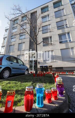 Zagreb, Croatie. 28 février 2021. En raison de la mort du maire de Zagreb, Milan Bandic, les citoyens s'éclairaient sur les lanternes devant le bâtiment de la rue Buzanova, où vivait le maire de Milan Bandic. Le maire de Milan Bandic est mort d'une crise cardiaque dans la nuit du 28 février 2021. Milan Bandic a été maire pour 6 mandats et a gouverné Zagreb pour un total de 21 ans. Credit: Goran Jakuš/Alay Live News Banque D'Images