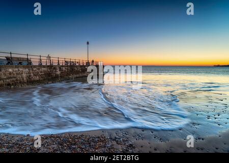 Lever de soleil sur la plage à Swanage sur la côte du Dorset Banque D'Images