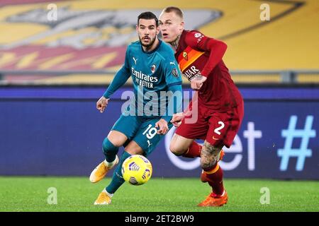 Theo Hernandez de Milan (L) vies pour le bal avec Rick Karsdorp de Roma (R) pendant le championnat italien Serie UN match de football entre AS Roma et AC Milan le 28 février 2021 au Stadio Olimpico à Rome, Italie - photo Federico Proietti / DPPI / LiveMedia Banque D'Images