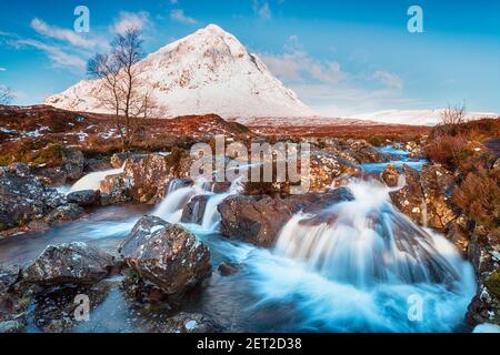 Des montagnes enneigées et des chutes d'eau à Glen Etive dans le Highlands d'Écosse Banque D'Images