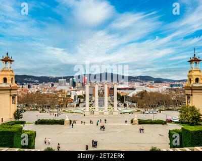 4 mars 2020: Barcelone, Espagne - vue de Barcelone depuis le Musée national d'Art de Catalogne vers la Plaça d'Espanya et le Mont Tibidabo. Banque D'Images