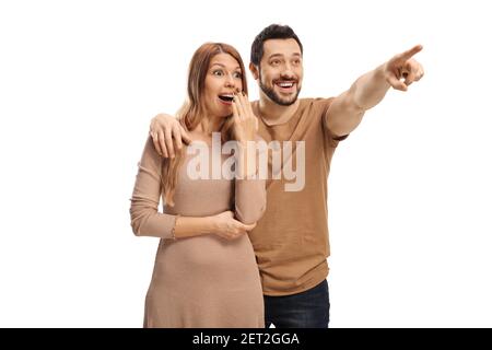 Jeune homme embrassant une femme excitée et pointant dans la distance isolé sur fond blanc Banque D'Images