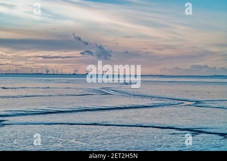 Éoliennes au bord de la mer des Wadden, Frise orientale, Basse-Saxe, Allemagne Banque D'Images