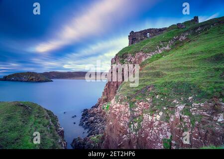 Les humbles vestiges du château de Duntulm perchés sur les falaises L'île de Skye en Écosse Banque D'Images