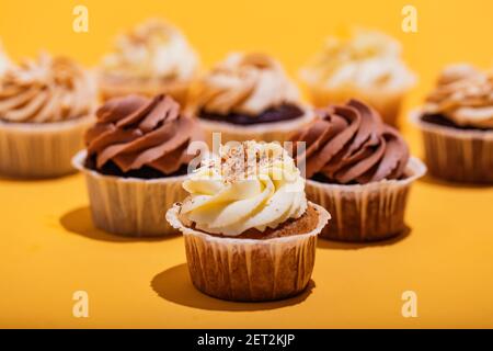 Muffin à la vanille en gros plan sur fond jaune. Petits gâteaux. Pâtisserie sucrée. Banque D'Images