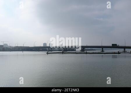 BECKTON, LONDRES - 1ER MARS 2021 : Pont Sir Steve Redgrave aux quais royaux de l'est de Londres. Banque D'Images