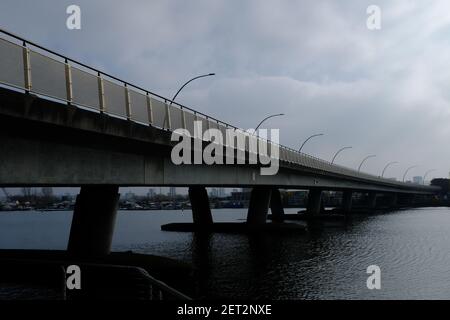 BECKTON, LONDRES - 1ER MARS 2021 : Pont Sir Steve Redgrave aux quais royaux de l'est de Londres. Banque D'Images