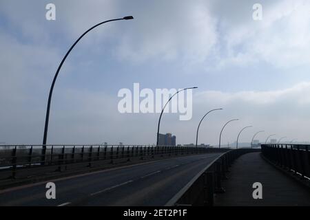 BECKTON, LONDRES - 1ER MARS 2021 : Pont Sir Steve Redgrave aux quais royaux de l'est de Londres. Banque D'Images