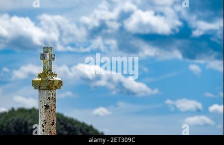 Vue sur une croix catholique avec le ciel en arrière-plan Banque D'Images