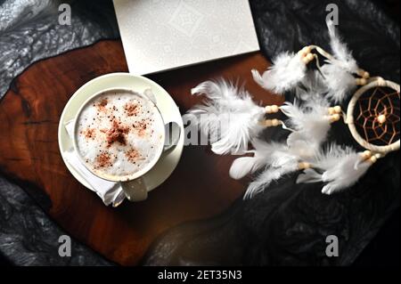 Vue en hauteur d'un dreamcatcher à côté d'une tasse de café sur une table Banque D'Images