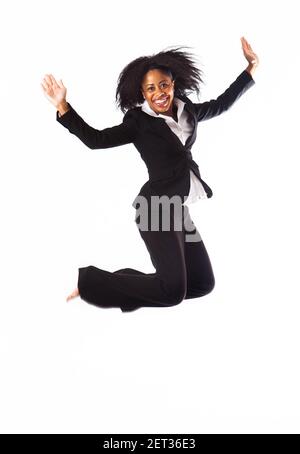 Une femme en voyage d'affaires en train de sauter dans l'air. Isolé sur un fond blanc. Banque D'Images