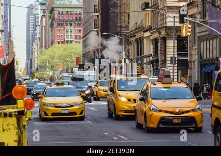 Vue sur la rue des taxis jaune médaillon à Manhattan, New York Banque D'Images