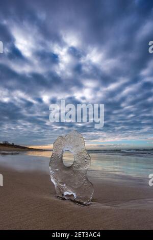 Paysage de mer Baltique avec cristal de glace dans le sable Banque D'Images