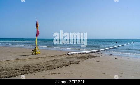 Personnes dans l'océan à four Mile Beach, Port Douglas, Far North Queensland, Queensland, Australie Banque D'Images