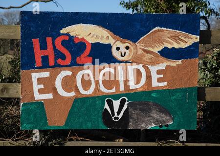 Great Missenden, Royaume-Uni. 28 février 2021. Un panneau anti-HS2 est photographié à l'extérieur d'une ferme dans les Chilterns. Les résidents locaux et les militants de l'environnement continuent de manifester leur opposition à la destruction des anciens bois, arbres et haies dans les Chilterns, qui est une région d'une beauté naturelle exceptionnelle. Crédit : Mark Kerrison/Alamy Live News Banque D'Images