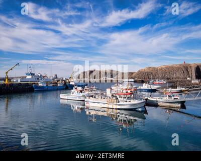 16 avril 2018 : Stykkisholmur, Islande - bateaux amarrés dans le port de Stykkisholmur, sur la péninsule de Snæfellsnes, à l'ouest de l'Islande. Banque D'Images
