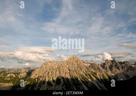 Hauts paysages alpins dans les alpes de tirolean sous le soleil du soir Banque D'Images