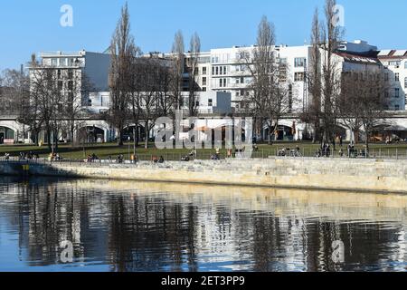 Berlin, Allemagne. 1er mars 2021. Les gens marchent au soleil dans le parc James Simon, sur les rives de la Spree. Credit: Kira Hofmann/dpa-Zentralbild/dpa/Alay Live News Banque D'Images