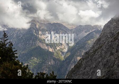 Des nuages spectaculaires sur un paysage montagneux, vus du sentier de la gorge de Samaria, Crète, Grèce Banque D'Images