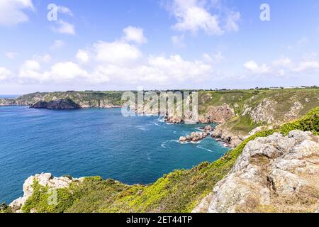 La magnifique côte sud sauvage de Guernesey, îles Anglo-Normandes, au Royaume-Uni, vue depuis Icart point Banque D'Images