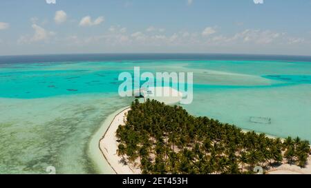 Concept de voyage : plage de sable fin sur une île tropicale de l'atoll de corail à partir de ci-dessus. L'Île Onok, Balabac, Philippines. L'été et les vacances Banque D'Images