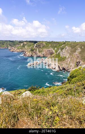 La magnifique côte sud sauvage de Guernesey, îles Anglo-Normandes, au Royaume-Uni, vue depuis Icart point Banque D'Images