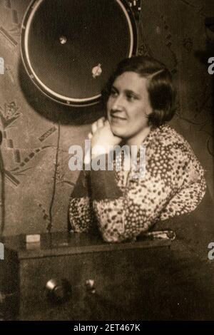 Allemagne - VERS les années 1930 : portrait d'une jeune femme à l'écoute de la radio. Photo d'époque Art déco vintage Banque D'Images