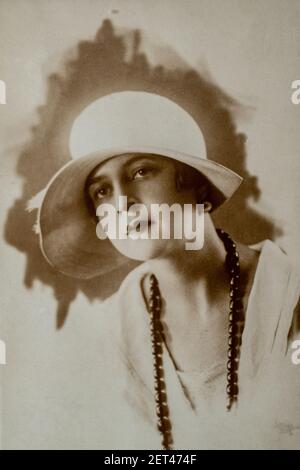 Allemagne - VERS 1920 : portrait de femme en studio. Dame avec chapeau. Carte de vue d'époque Art déco. Face rapprochée Banque D'Images