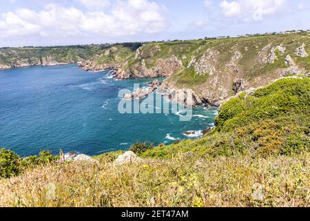 La magnifique côte sud sauvage de Guernesey, îles Anglo-Normandes, au Royaume-Uni, vue depuis Icart point Banque D'Images