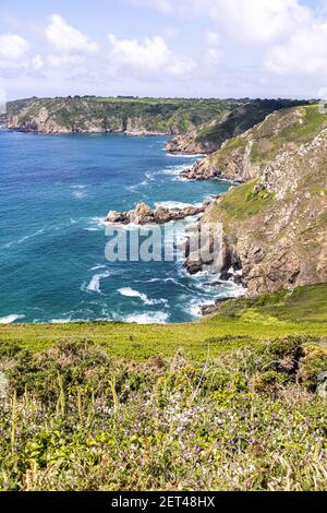 La magnifique côte sud sauvage de Guernesey, îles Anglo-Normandes, au Royaume-Uni, vue depuis Icart point Banque D'Images