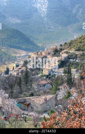 Village perché au pied du Mont Ventoux Banque D'Images