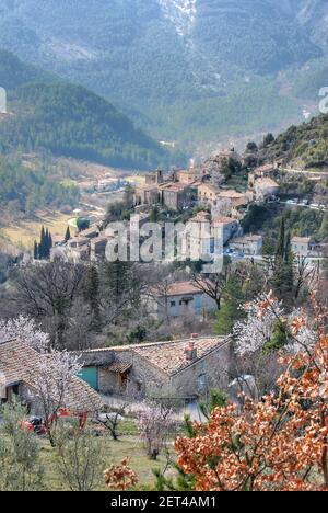 Village médiéval perché sur les pentes du Mont Ventoux Banque D'Images