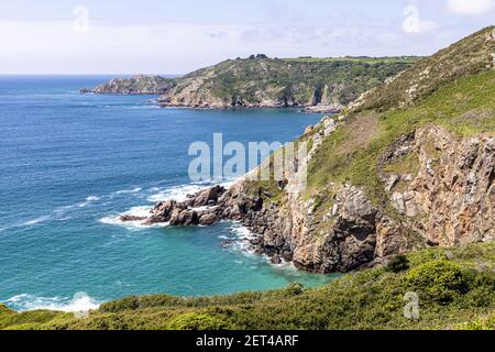 La belle côte sud sauvage de Guernesey, îles Anglo-Normandes UK - la Bette Bay vue de près d'Icart Banque D'Images