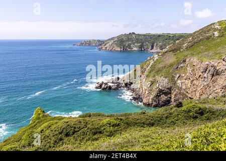 La belle côte sud sauvage de Guernesey, îles Anglo-Normandes UK - la Bette Bay vue de près d'Icart Banque D'Images