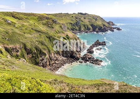 La belle côte sud sauvage de Guernesey, îles Anglo-Normandes, Royaume-Uni - en regardant vers Icart point depuis près de petit Bot Banque D'Images