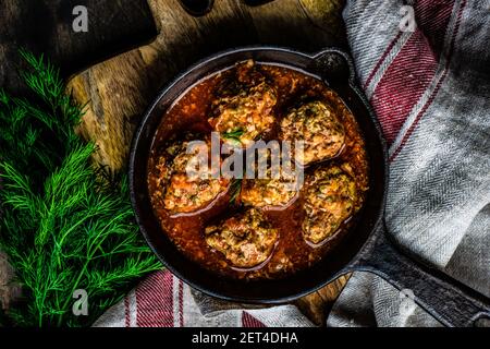 Boulettes de viande sauce tomate avec aneth dans une poêle Banque D'Images