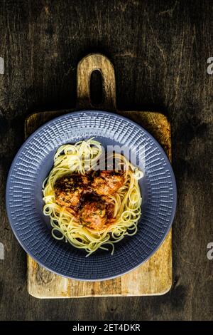 Vue en hauteur d'un bol de spaghetti avec boulettes de viande sauce tomate Banque D'Images