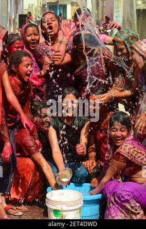 Les femmes indiennes jouent avec des couleurs et de l'eau en célébrant Holi, le festival de printemps des couleurs, à Beawar, Rajasthan, Inde. Photo: Sumit Saraswat Banque D'Images