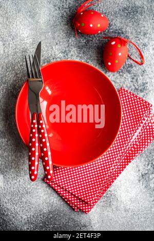 Place de Pâques rouge sur une table Banque D'Images