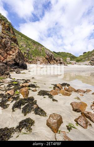 Formations rocheuses dans la baie de petit Bot, sur la magnifique côte sud accidentée de Guernesey, îles Anglo-Normandes, Royaume-Uni Banque D'Images