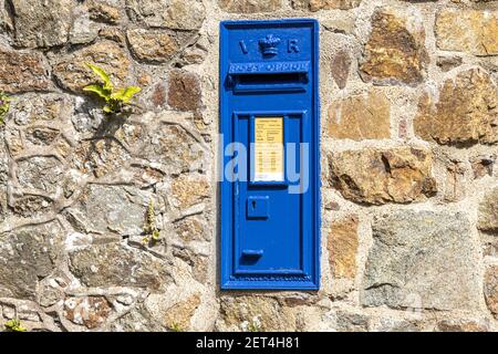 Depuis 1980, les boîtes postales de Guernesey sont peintes en bleu - celle-ci est située près du Moulin Huet, Guernesey, Channel Islands UK Banque D'Images