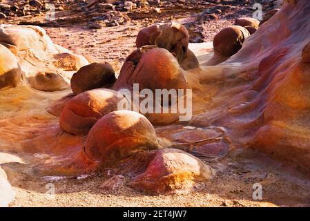 Formations volcaniques sphériques bizarres, lave pétrifiée, attraction géologique sur la côte de l'île de Lemnos (Faraklo) en illumination au coucher du soleil, Grèce Banque D'Images