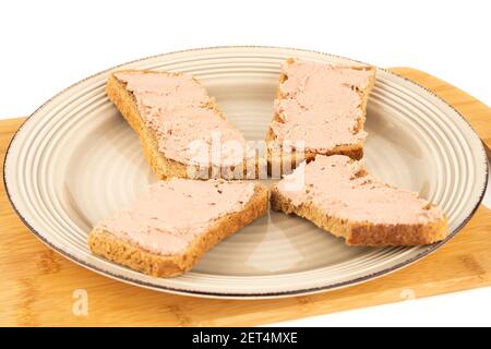 Sandwichs avec pate sur plaque en bois. Banque D'Images