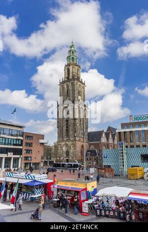Tour de l'église et étals du marché sur la place centrale du marché à Groningen, pays-Bas Banque D'Images