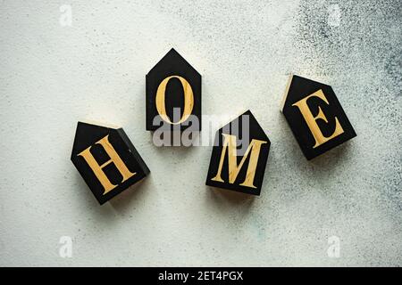 Vue en hauteur des blocs de bois qui orthographiez le mot « HOME » Banque D'Images